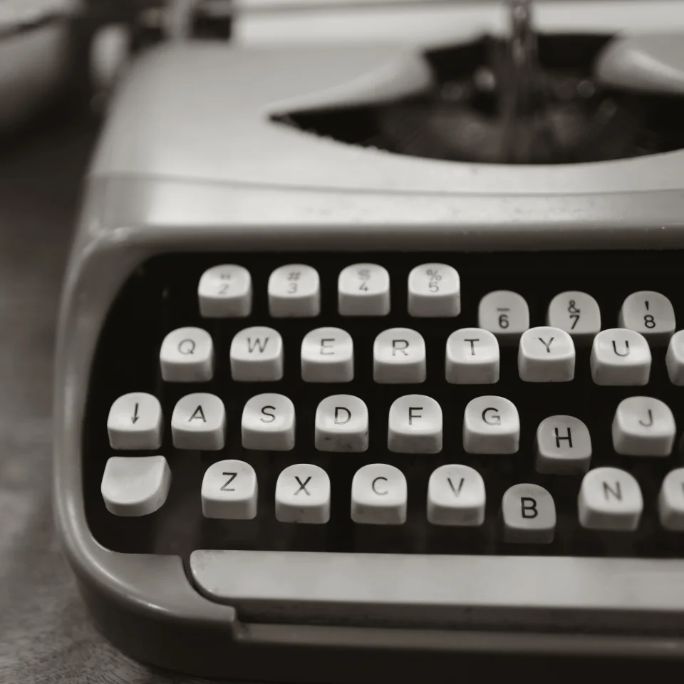 Eine alte analoge Schreibmaschine