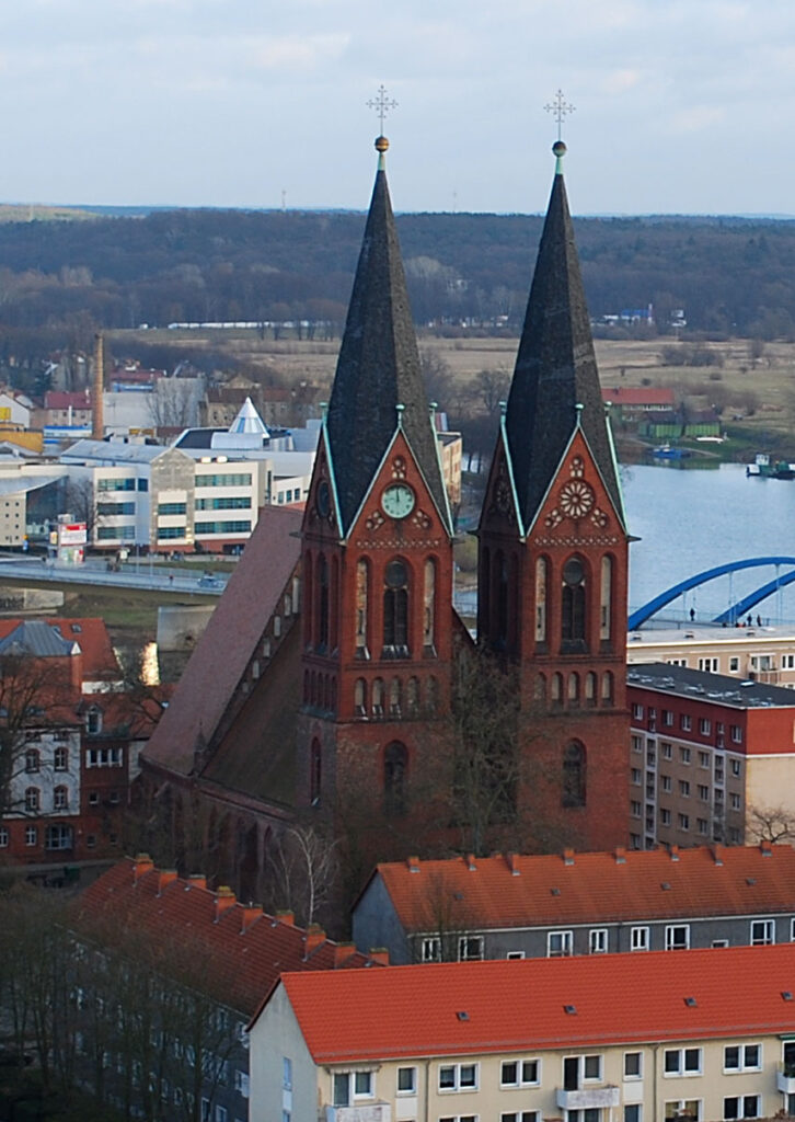 Landschaftspanorama mit Kirche und Gebäuden