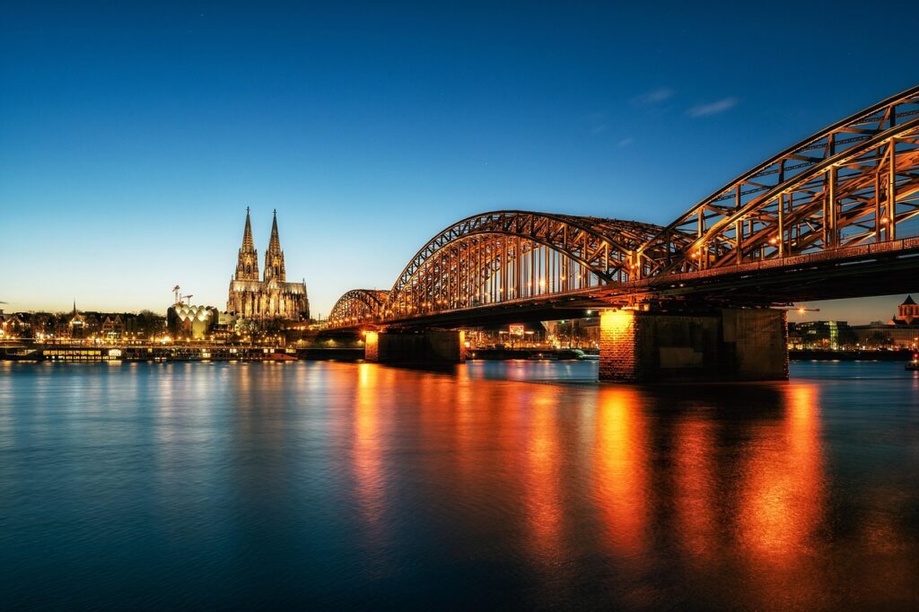 Kölner Dom und Hohenzollernbrücke bei Nacht