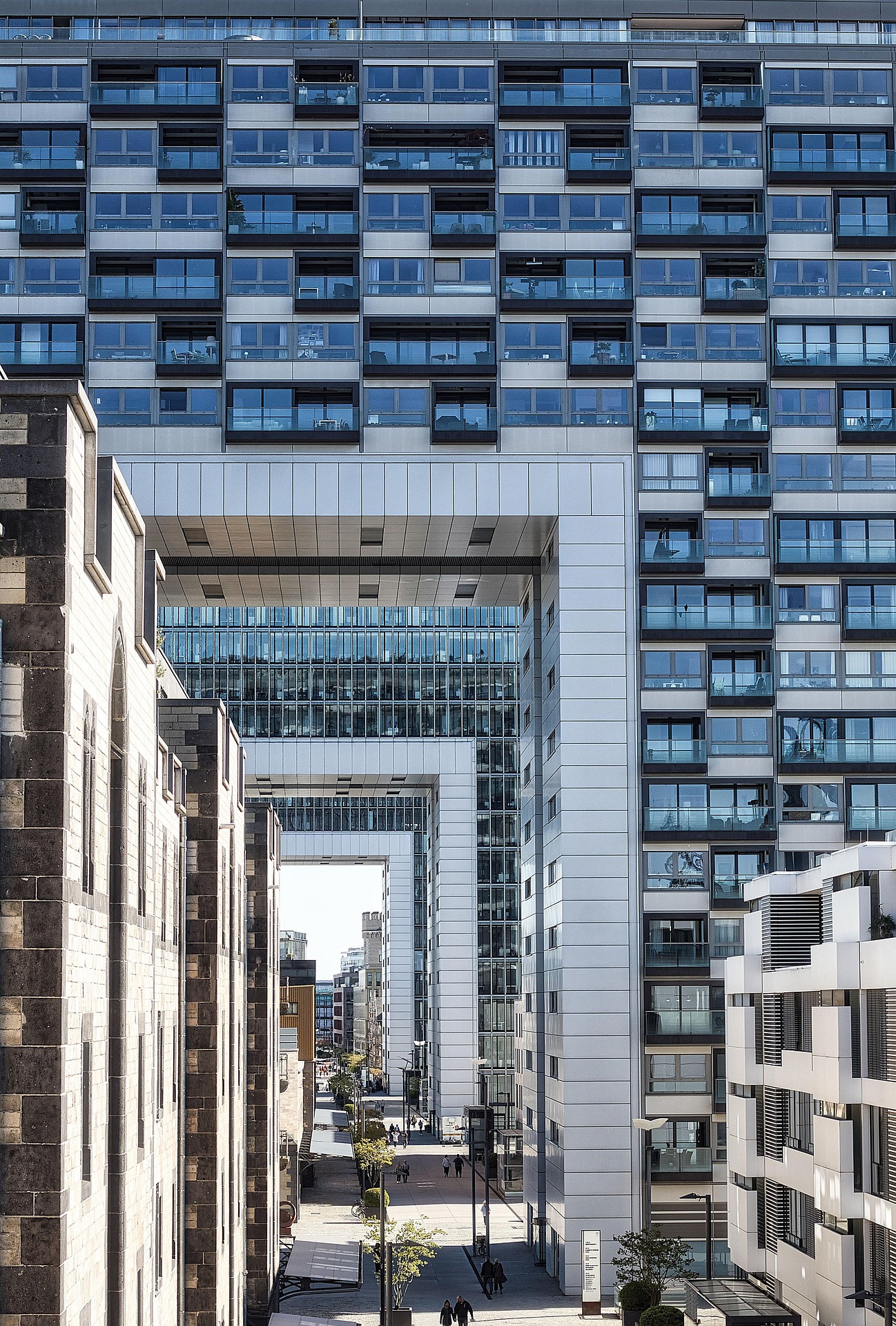 Moderne Gebäude mit Glasfassade in einer Stadtansicht.