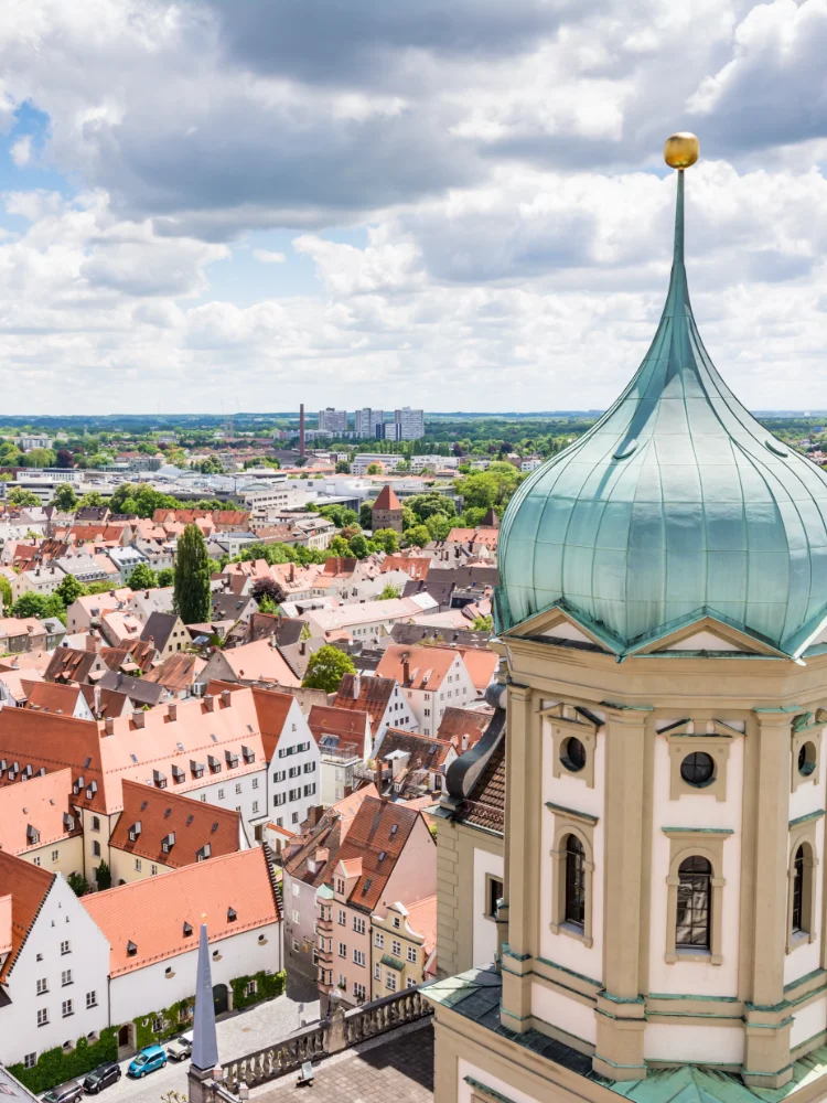 Stadtansicht mit Kirchturm und Häusern