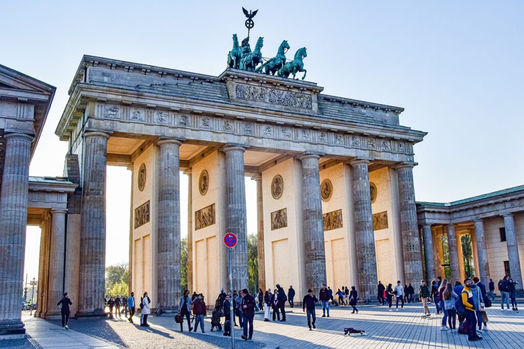 Brandenburger Tor in Berlin mit Besuchern