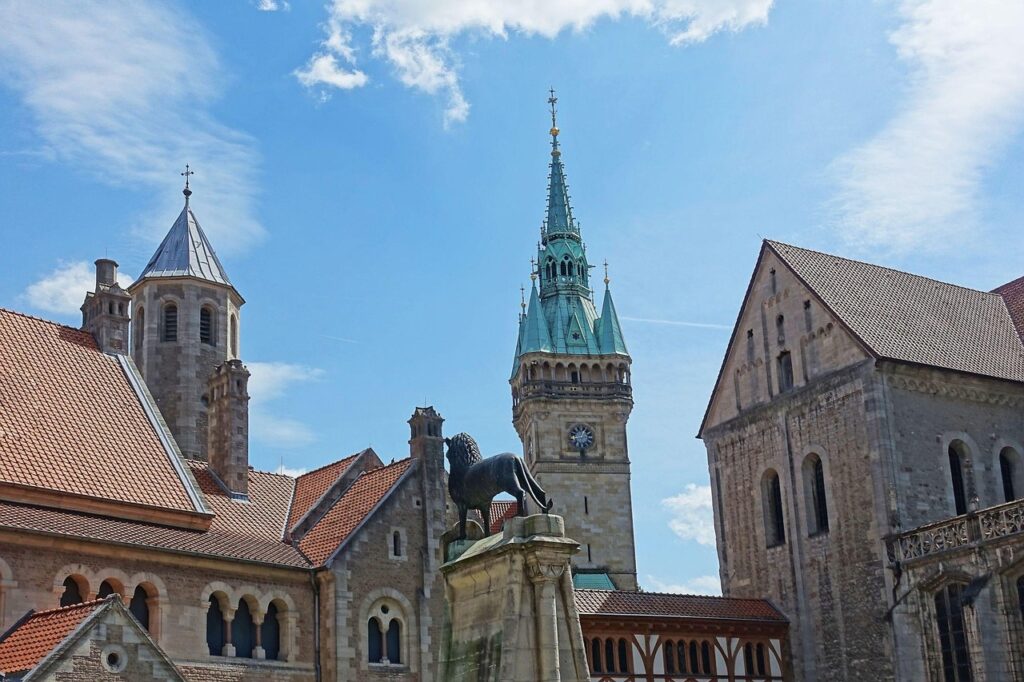 Domblick mit Löwenstatue in Braunschweig, Deutschland