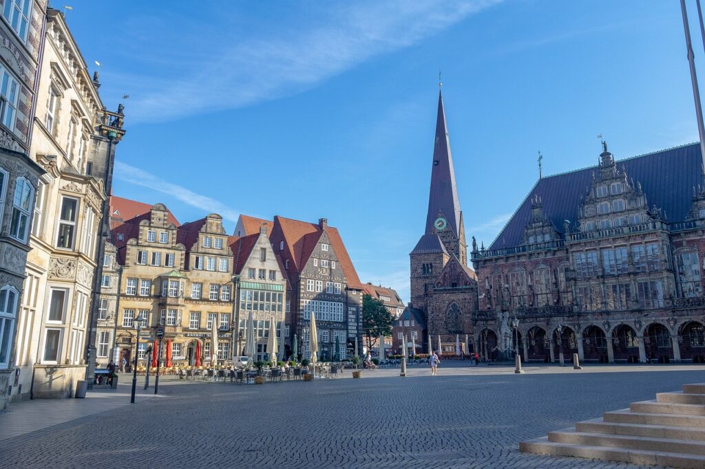 Historische Gebäude am Bremer Marktplatz bei Sonnenschein.