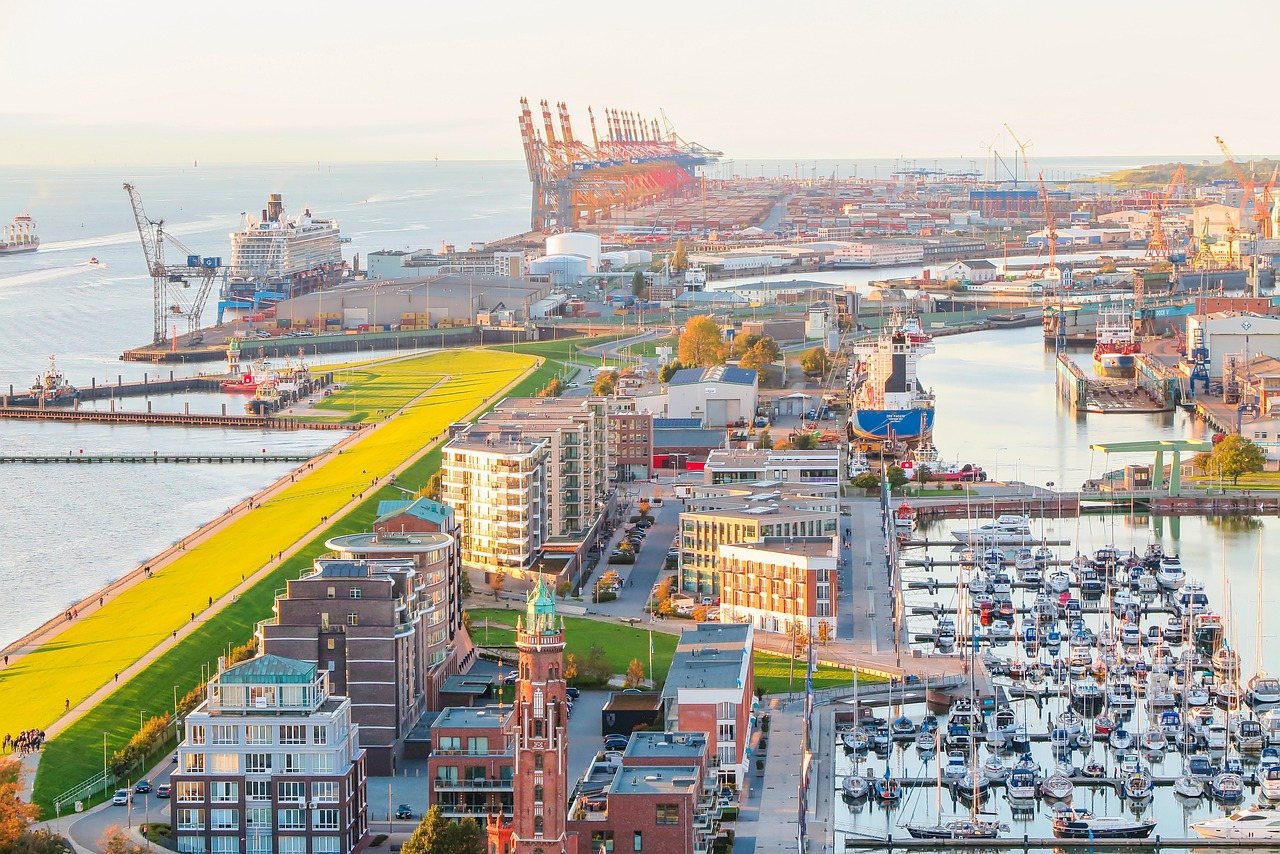 Blick auf Hafen und Stadt bei Sonnenuntergang