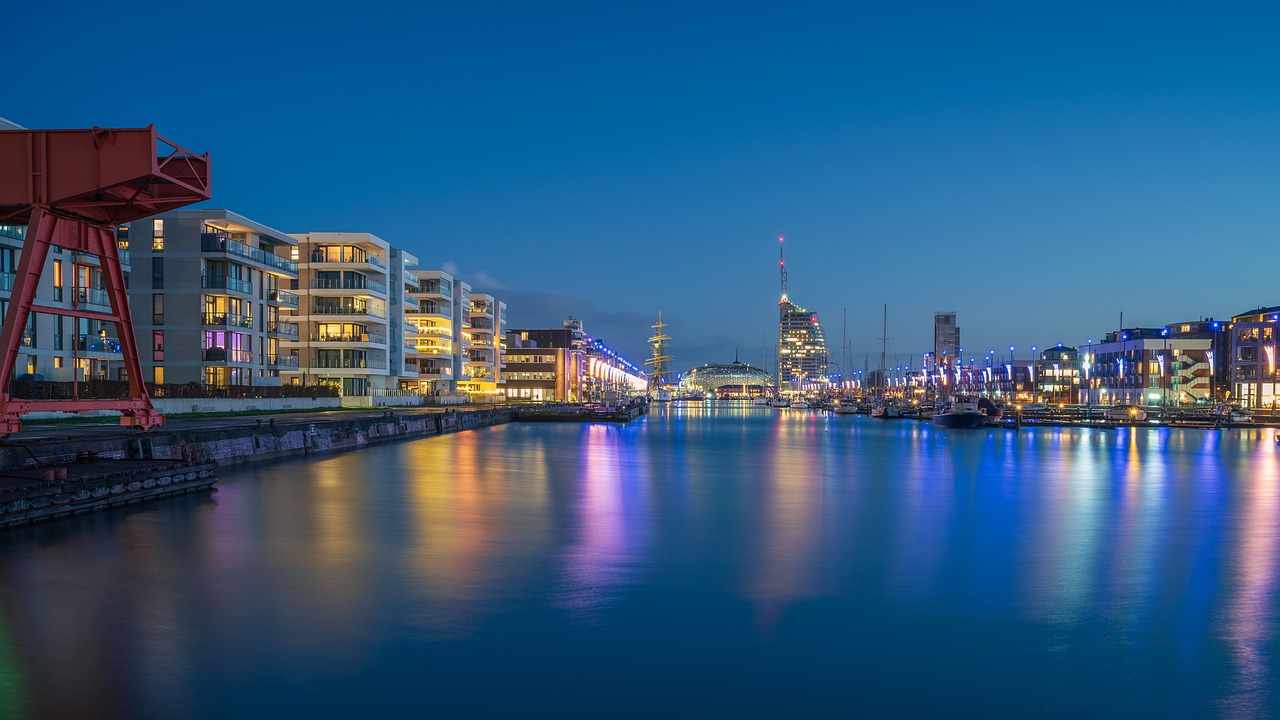 Bremerhaven bei Nacht mit beleuchtetem Hafen