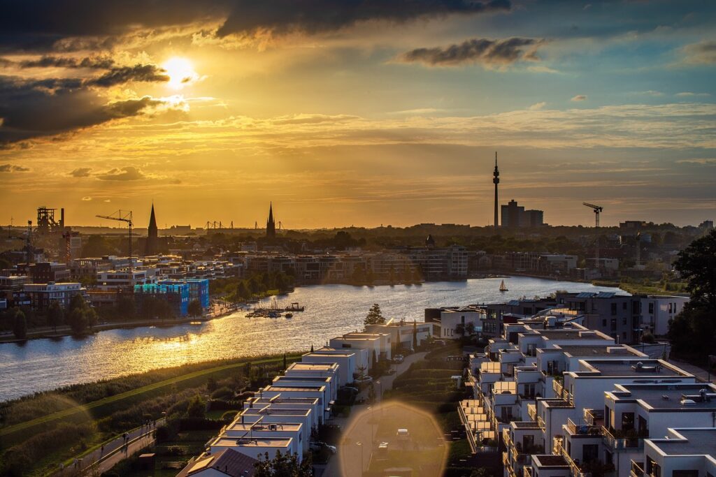 Sonnenuntergang über der Stadt am Flussufer.