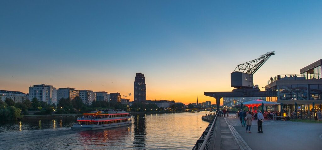 Abendstimmung am Fluss in der Stadt