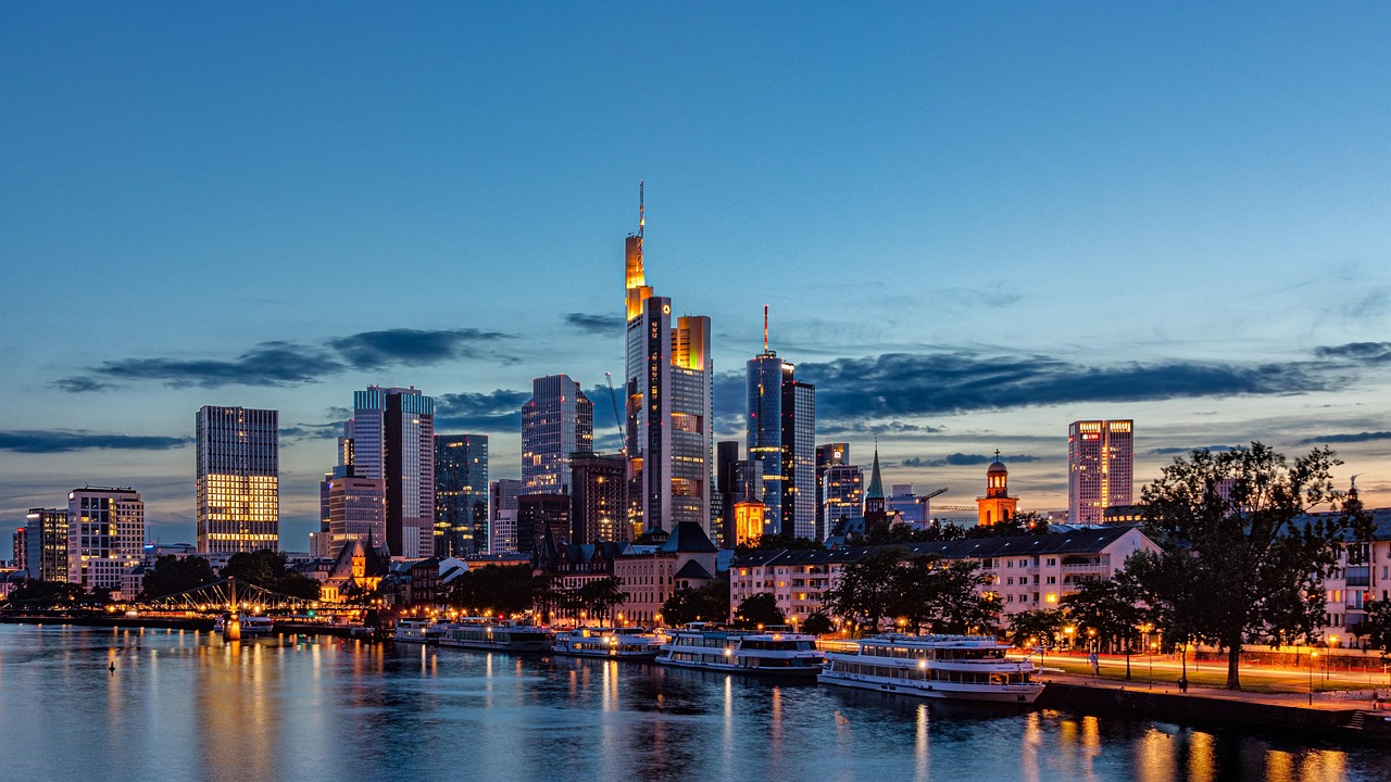 Frankfurts Skyline bei Sonnenuntergang am Mainufer