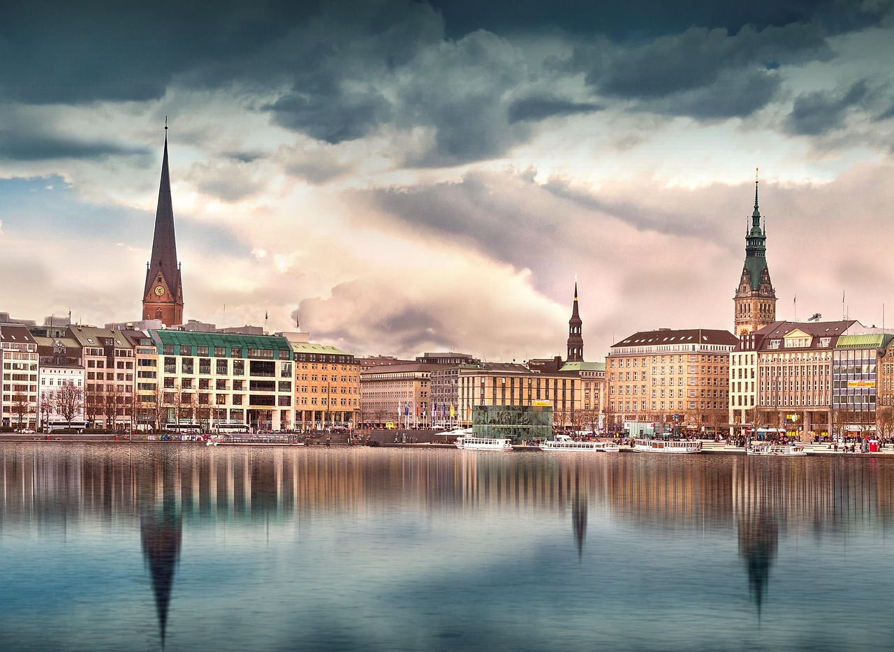 Panorama von Hamburgs Skyline am Wasser