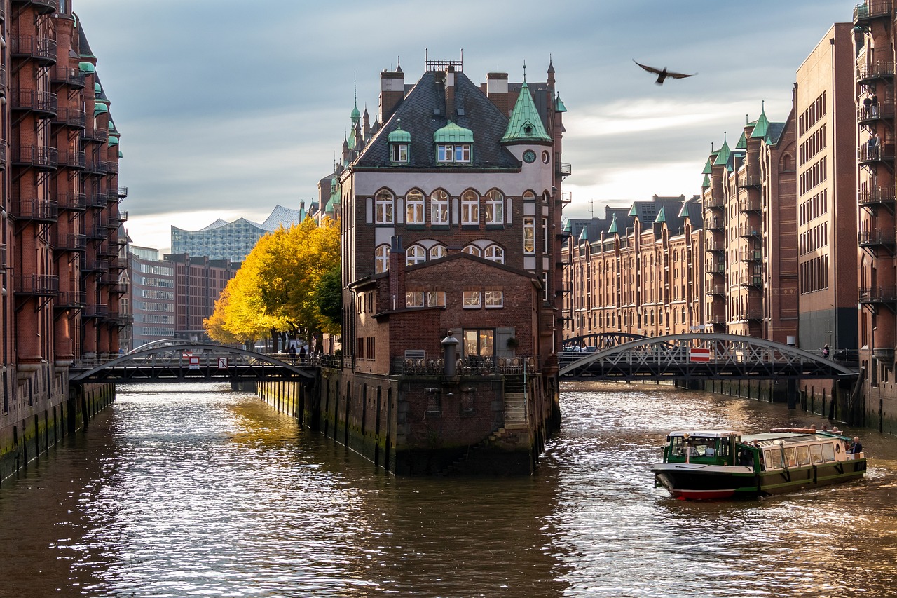 Hamburger Speicherstadt im Herbst, Kanal und Brücken