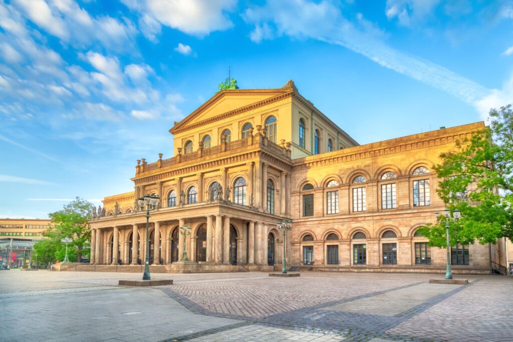 Historisches Opernhausgebäude bei sonnigem Wetter, Deutschland.