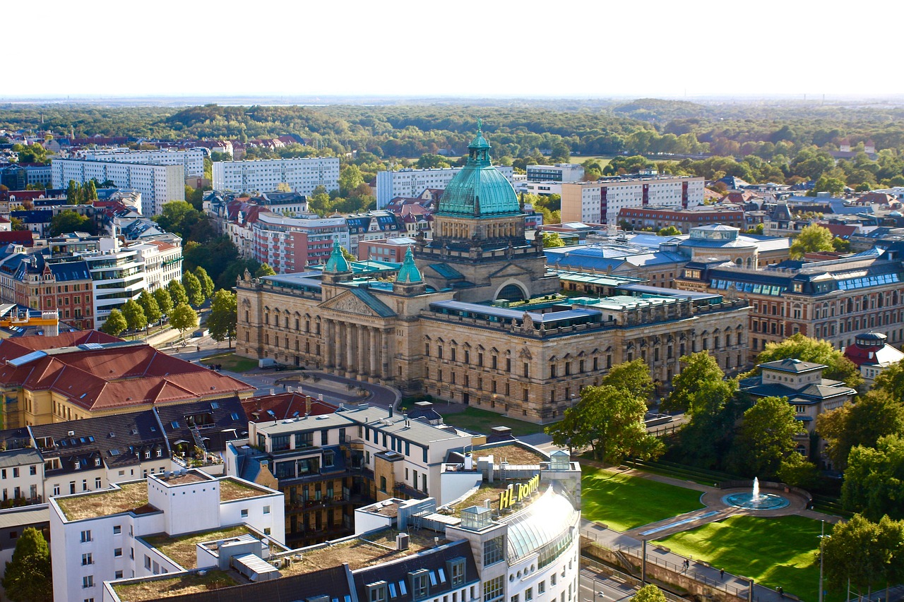 Blick auf Leipzig mit historischem Gebäude im Vordergrund.