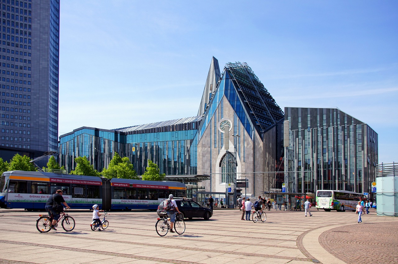 Leipzig Stadtzentrum mit moderner Architektur und Radfahrern.