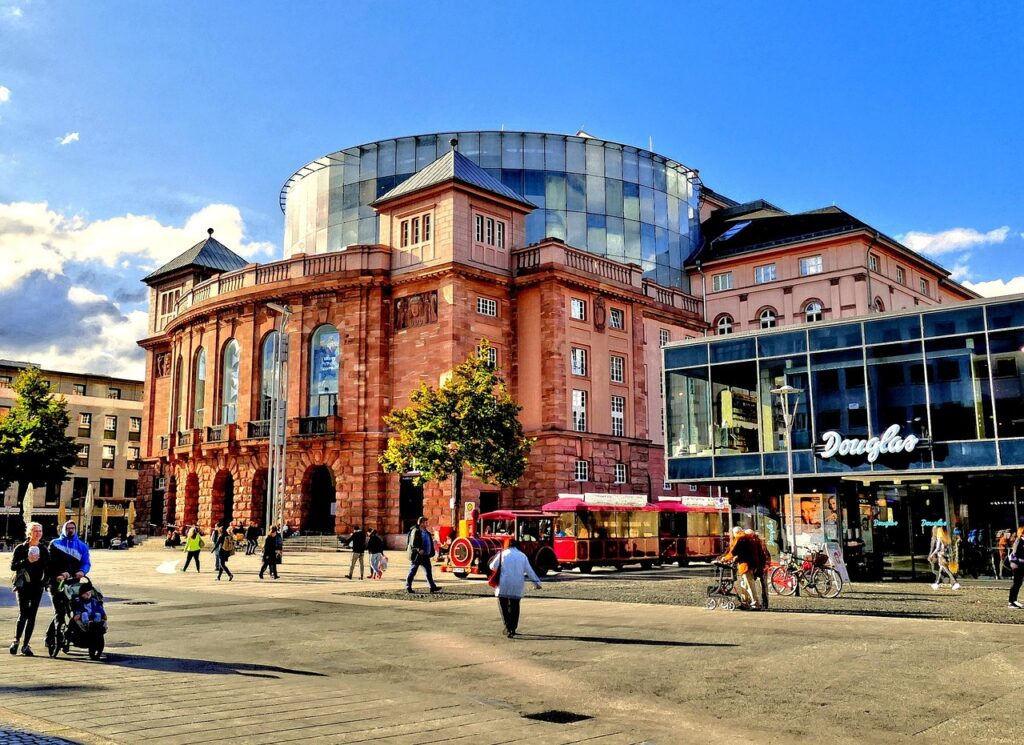 Staatstheater in Mainz und Straßenbahn im Sonnenlicht