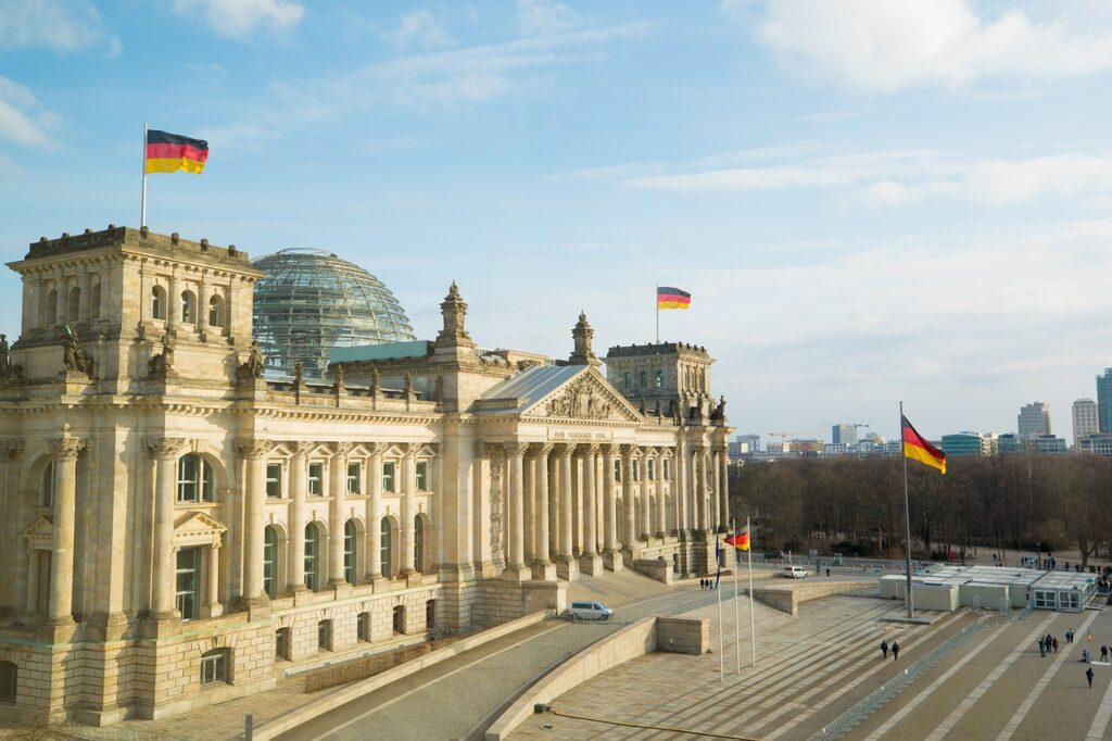 Reichstagsgebäude in Berlin mit deutscher Flagge